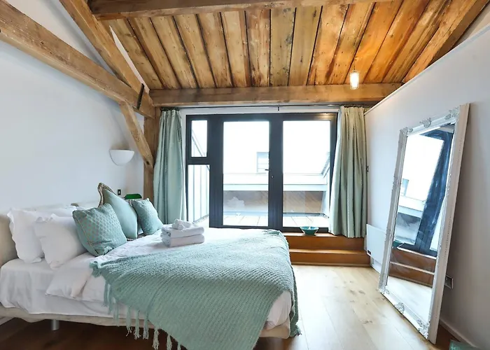 Wild Roses Serviced Apartments - Excel Warehouse 1