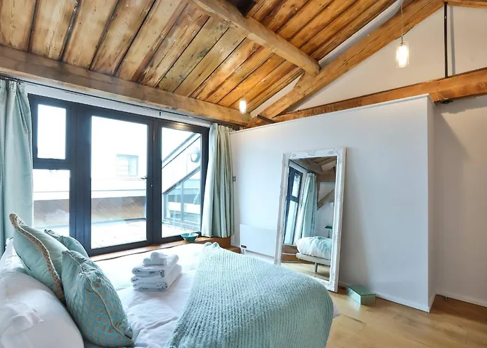 Wild Roses Serviced Apartments - Excel Warehouse 1